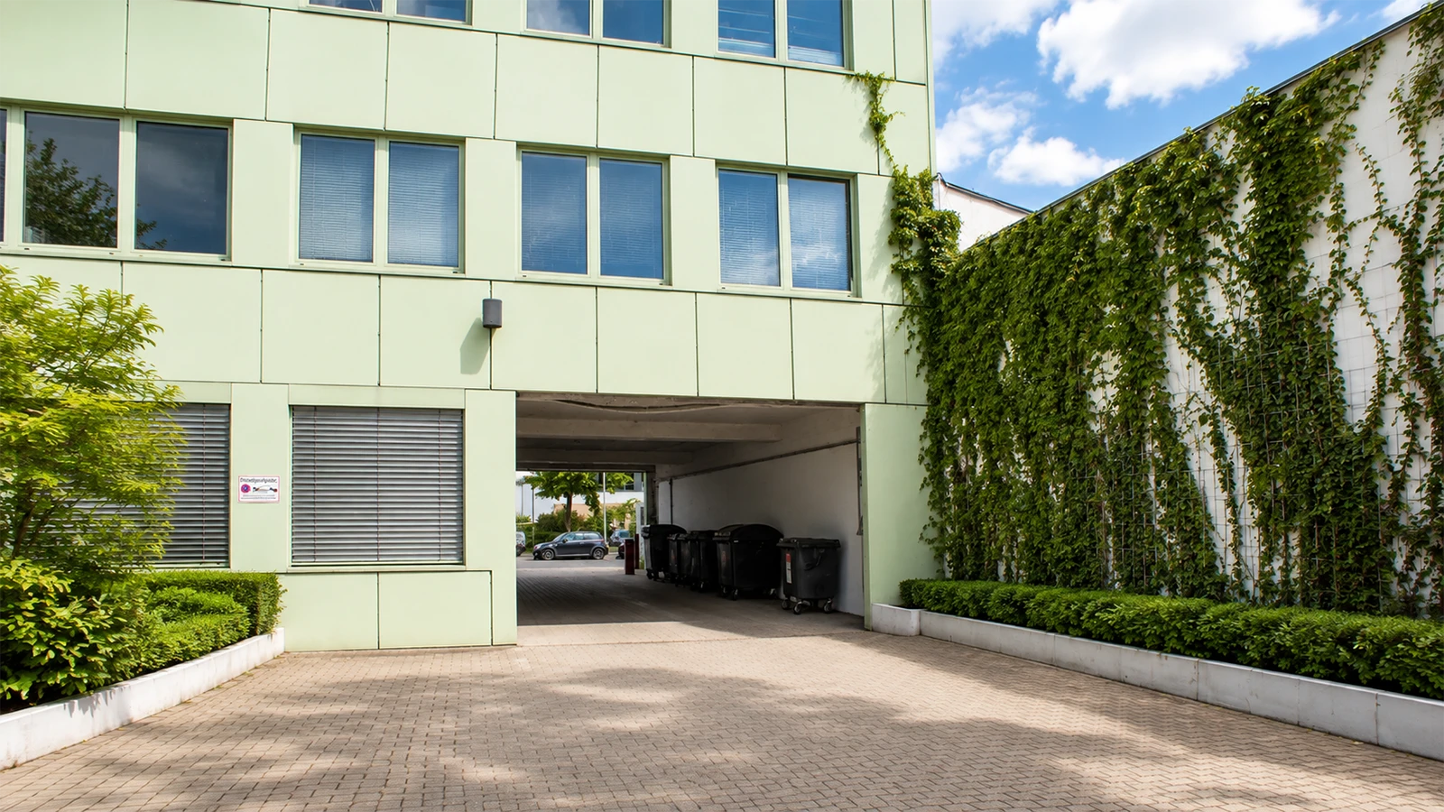 Ebenerdige Zufahrt zum GODU für Anlieferung und private Stellplätze